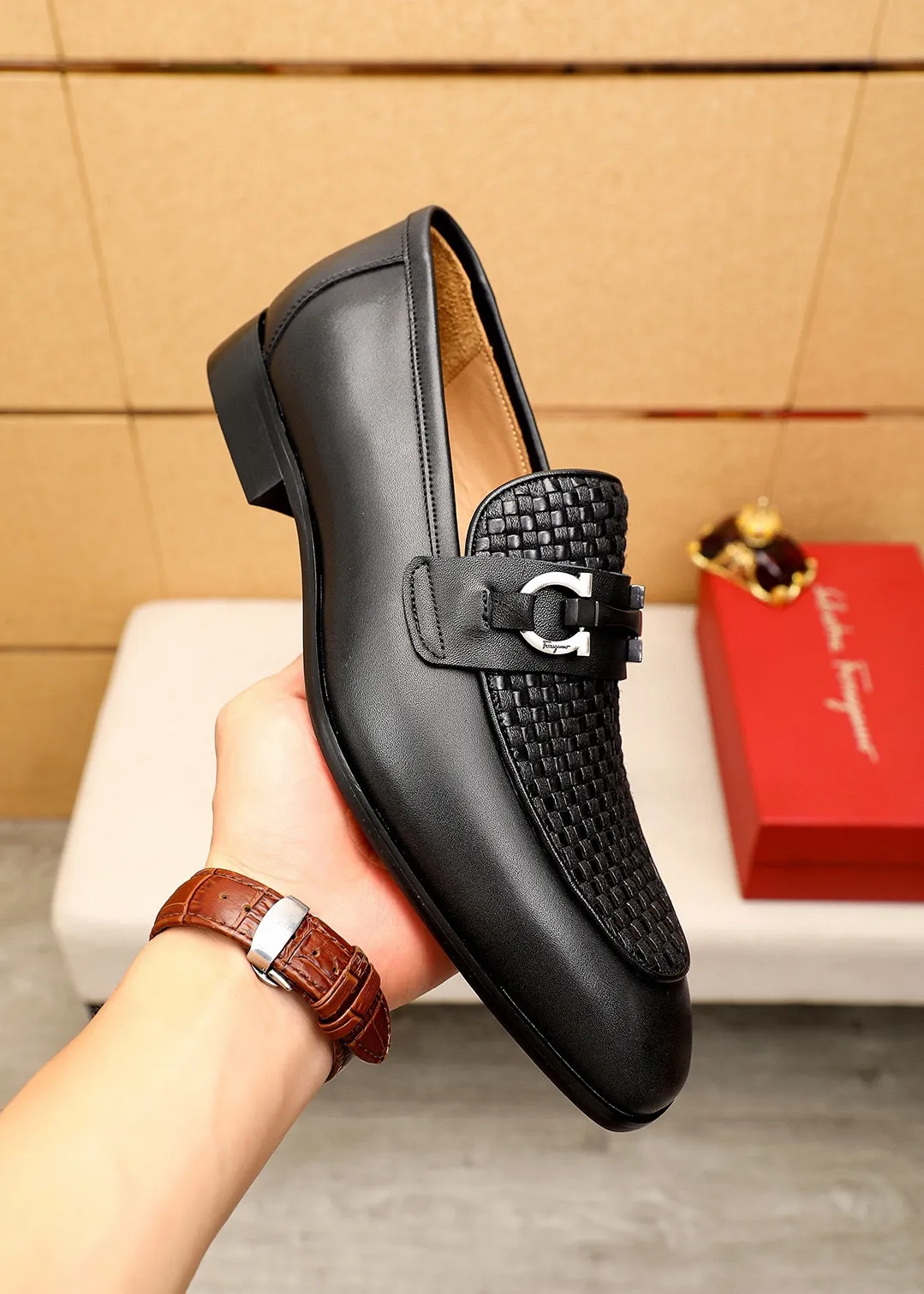 Men's shoes 💰442 💐 Product trademark: Ferragamo "Ferragamo" casual leather shoes Regular size: 38-44 (45.46🉑️customized) Product materials: Selected imported first-layer calfskin embossed upper + original hardware buckle, imported water-dyed cow leather lining. Strong three-dimensional visual effect, combined outsole Color: 1⃣️color optional